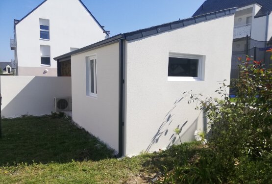 Annexe de jardin en béton enduit 1 pente avec auvent